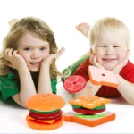 Juego de rompecabezas con patrones hamburguesa y sandwich de madera